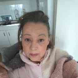 Single Arab woman in Paris, Île-de-France, France