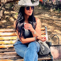 Single Arab woman in Paris, Île-de-France, France