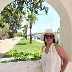 Single Arab woman in Paris, Île-de-France, France