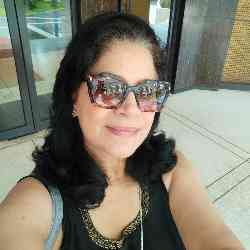 Single Arab woman in Paris, Île-de-France, France