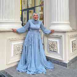 Single Arab woman in Paris, France, France