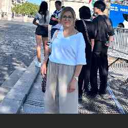 Single Arab woman in Paris, France, France