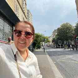 Single Arab woman in Paris, Île-de-France, France