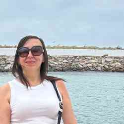 Single Arab woman in Montreal, Quebec, Canada