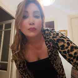 Single Arab woman in Paris, Île-de-France, France