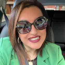 Single Arab woman in Orlando, Florida, United States
