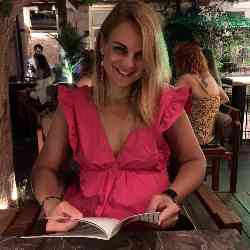 Single Greek woman in Thessaloniki, Greece