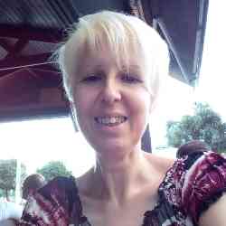 Single Greek woman in Pireas, Greece