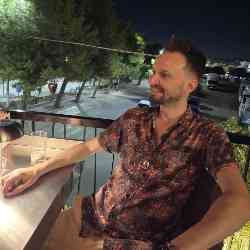 Single Greek man in Athens, Ελλάδα, Greece