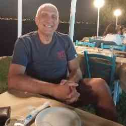 Single Greek man in Κορυδαλλός, Ελλάδα, Greece