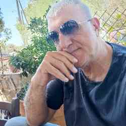 Single Greek man in Κορυδαλλός, Ελλάδα, Greece