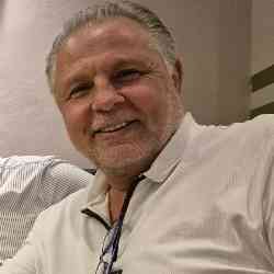 Single Greek man in Γλυφάδα, Ελλάδα, Greece