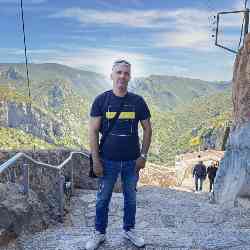 Single Greek man in Άγιοι Ανάργυροι, Ελλάδα, Greece