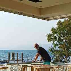 Single Greek man in Athens, Ελλάδα, Greece