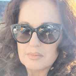 Single Greek woman in Thessaloniki, Greece