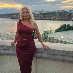 Single Turkish woman in London, England, United Kingdom