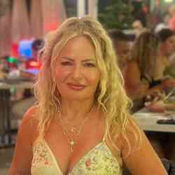 Single Turkish woman in London, England, United Kingdom