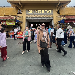 Single Turkish woman in London, UK, United Kingdom