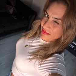 Single Turkish woman in London, UK, United Kingdom