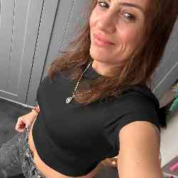 Single Turkish woman in London, UK, United Kingdom