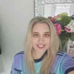 Single Turkish woman in London, UK, United Kingdom