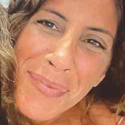 Single Turkish woman in London, UK, United Kingdom