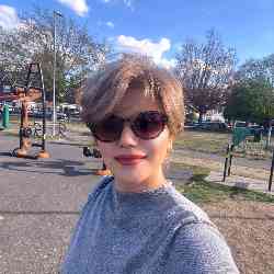 Single Turkish woman in London, UK, United Kingdom