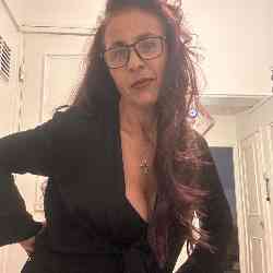Single Turkish woman in London, England, United Kingdom