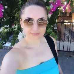 Single Turkish woman in London, England, United Kingdom