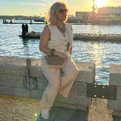 Single Iranian woman in Vancouver, British Columbia, Canada