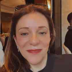 Single Iranian woman in Los Angeles, California, United States