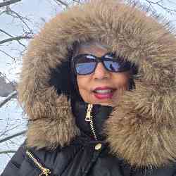 Single Iranian woman in Toronto, Ontario, Canada