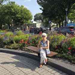 Single Iranian woman in Toronto, Ontario, Canada