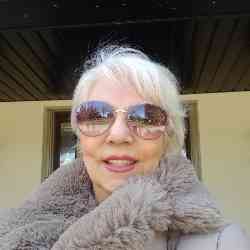 Single Iranian woman in Toronto, Ontario, Canada