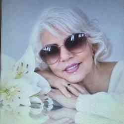 Single Iranian woman in Toronto, Ontario, Canada