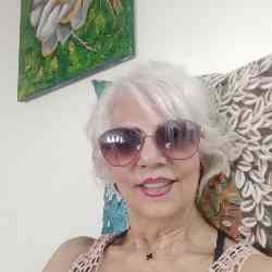 Single Iranian woman in Toronto, Ontario, Canada