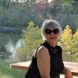 Single Iranian woman in Toronto, Ontario, Canada