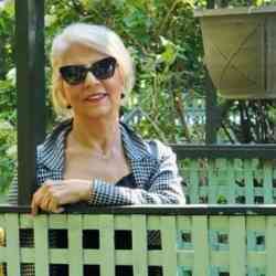 Single Iranian woman in Toronto, Ontario, Canada