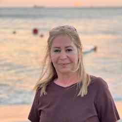 Single Iranian woman in New York, New York, United States