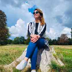 Single Iranian woman in London, England, United Kingdom