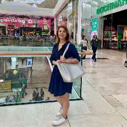 Single Iranian woman in London, England, United Kingdom
