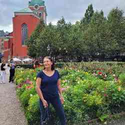 Single Iranian woman in Paris, France, France
