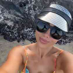 Single Iranian woman in London, UK, United Kingdom