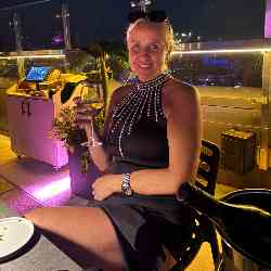 Single Iranian woman in Toronto, ON, Canada