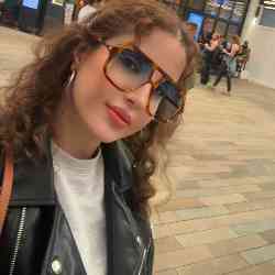 Single Iranian woman in London, UK, United Kingdom