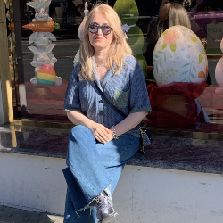 Single Iranian woman in London, UK, United Kingdom