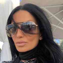 Single Iranian woman in Dubai, United Arab Emirates, United Arab Emirates