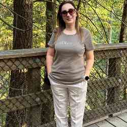 Single Iranian woman in Vancouver, BC, Canada