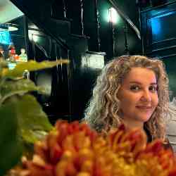 Single Iranian woman in London, UK, United Kingdom