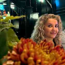 Single Iranian woman in London, UK, United Kingdom